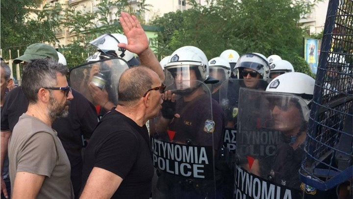 Επεισόδια στη Θεσσαλονίκη πριν τη συνάντηση Τσίπρα – Γιούνκερ: Διαδηλωτές όρμησαν στα ΜΑΤ – Βροχή τα χημικά (βίντεο)